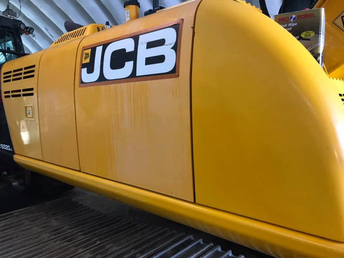 Pelle JCB JS220 : flèche ternie → brillance retrouvée