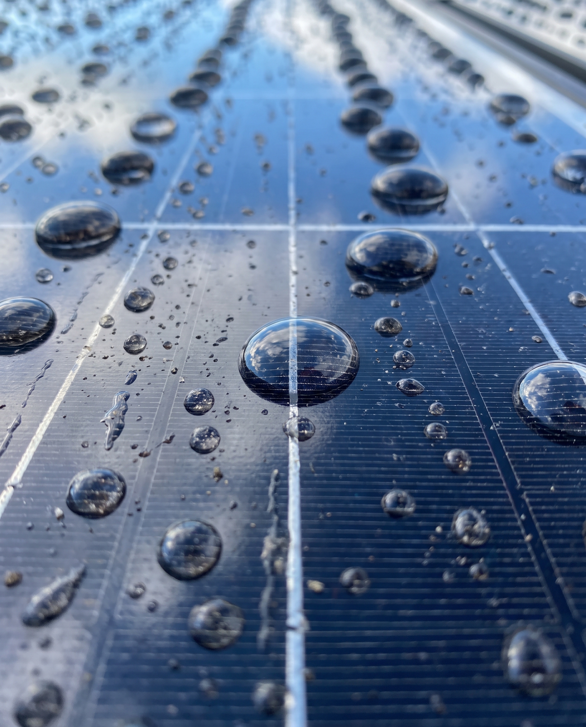 Ecoprotect® Glass sur panneau solaire — eau perlante, poussière évacuée par la pluie — illustration