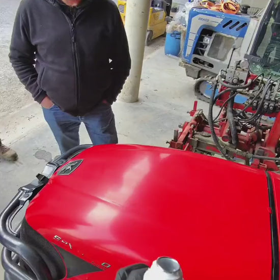 Vidéo terrain : Ecoprotect® Rénovation appliqué au pad sur un tracteur Antonio Carraro rouge terni