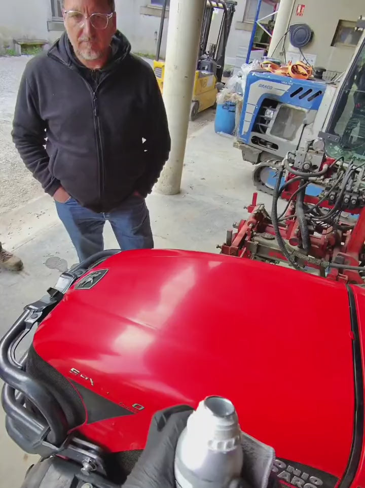 Vidéo terrain : Ecoprotect® Rénovation appliqué au pad sur un tracteur Antonio Carraro rouge terni