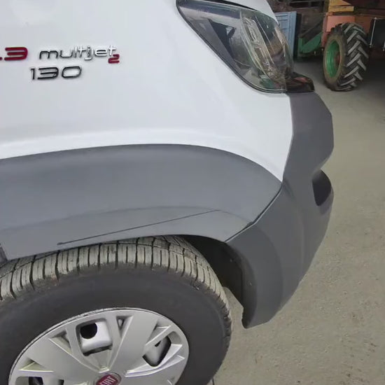 Vidéo terrain : pare-chocs et passages de roue plastique ternis d'un utilitaire ravivés avec Ecoprotect® Rénovation