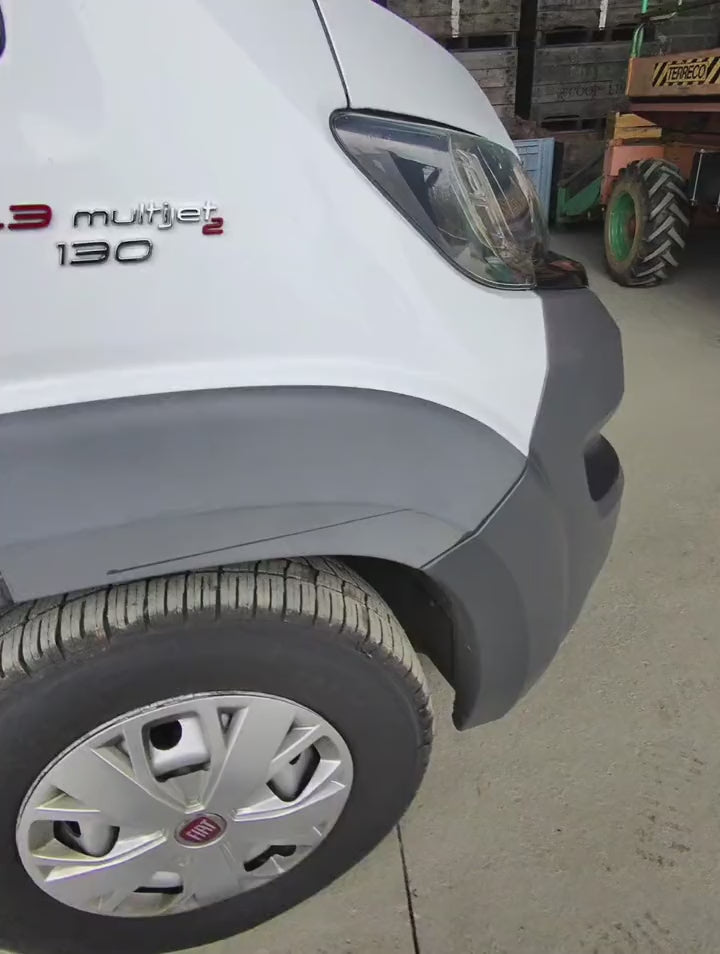 Vidéo terrain : pare-chocs et passages de roue plastique ternis d'un utilitaire ravivés avec Ecoprotect® Rénovation