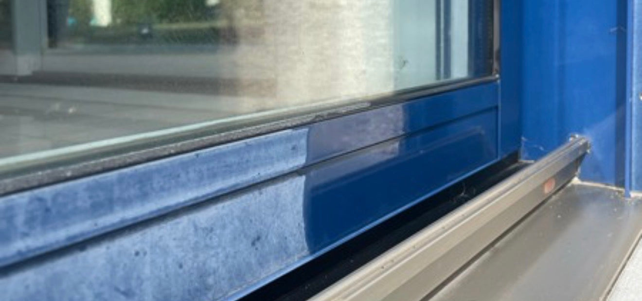 Profilé de fenêtre aluminium thermolaqué bleu : moitié gauche ternie, moitié droite traitée à l'Ecoprotect® Rénovation